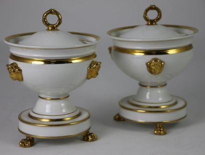 PAIRE DE CONFITURIERS en porcelaine blanche...
