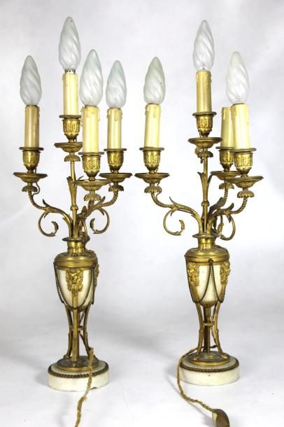 PAIRE DE CANDELABRES à 4 feux de lumières...