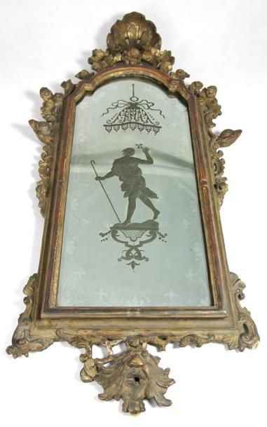 MIROIR de forme chantournée en bois doré...