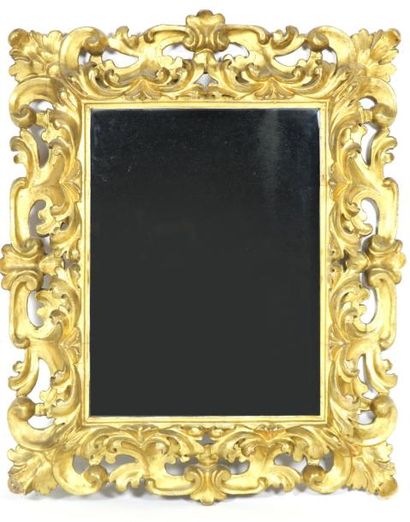 MIROIR en bois doré et sculpté à décor ajouré...