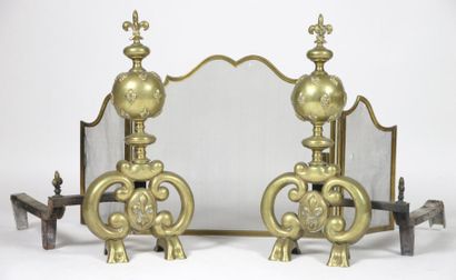 PAIRE DE CHENETS en laiton doré à décor de...