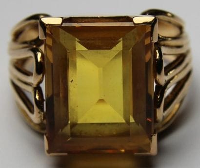 BAGUE CHEVALIERE la monture en or jaune ajourée...