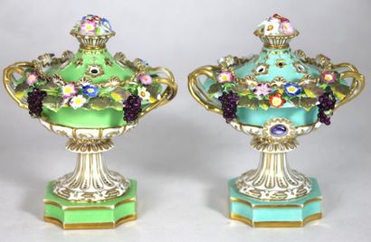 PARIS
DEUX BRULE-PARFUM sur piedouche en...