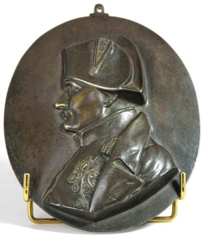 MINIATURE en bronze au profil de Napoléon...
