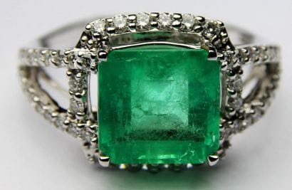 BAGUE en or gris ornée d'une émeraude probablement...