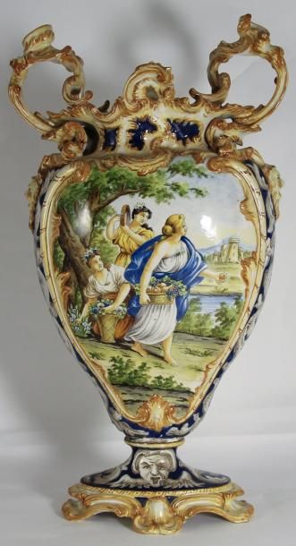ITALIE
VASE en faïence de forme rocaille...