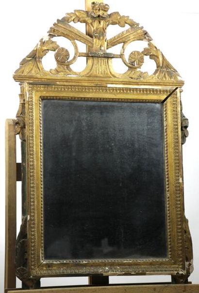 MIROIR à fronton ajouré en bois doré mouluré...