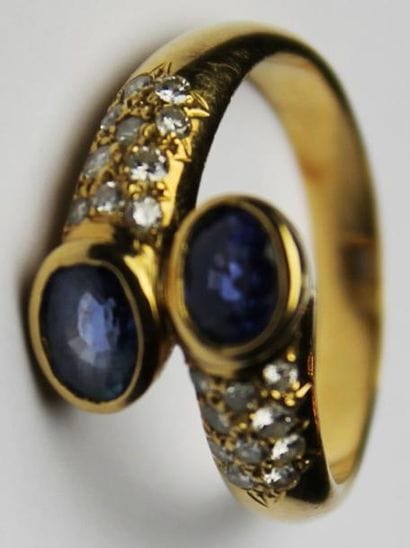 BAGUE en or jaune ornée de deux saphirs de...
