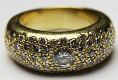 BAGUE jonc la monture en or jaune pavée de...