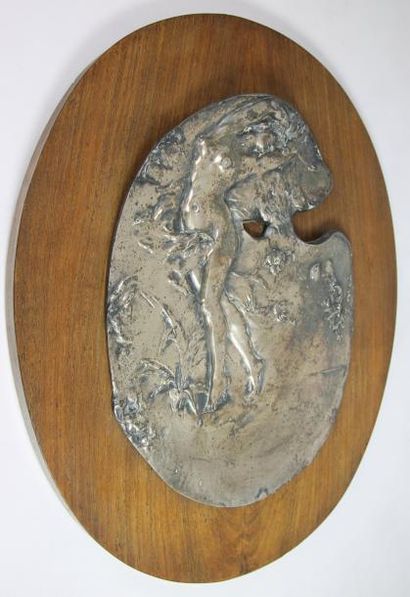 PLAQUE en bronze argenté représentant une...