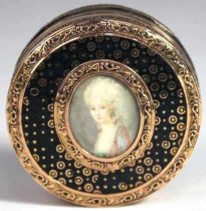 BOITE RONDE en écaille incrustée d'etoiles...