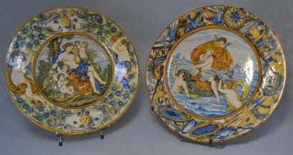 PAIRE DE GRANDS PLATS de forme circulaire...