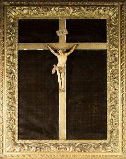 CHRIST en ivoire finement sculpté, dans un...