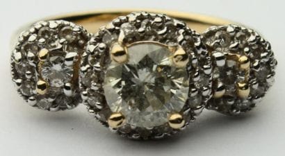 BAGUE en or gris ornée de trois diamants...