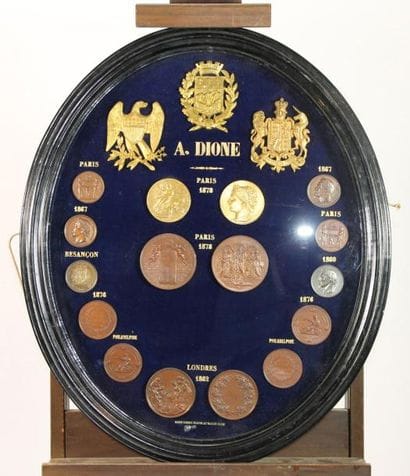 VITRINE ovale contenant des médailles d'honneur...