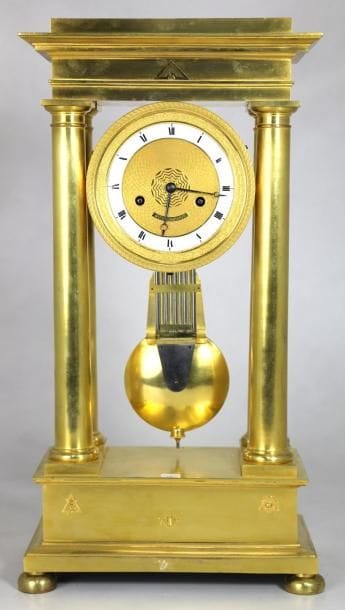 GRANDE PENDULE portique en bronze doré orné...