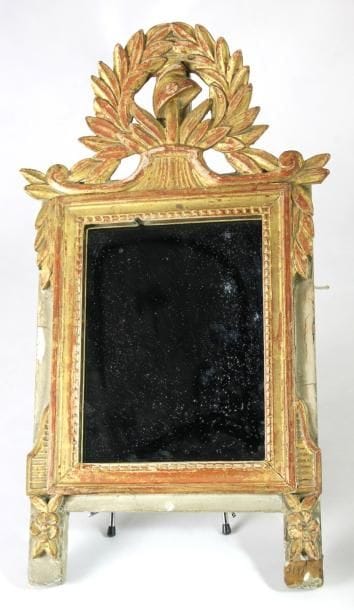 PETIT MIROIR en bois et stuc doré, décor...