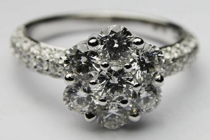 BAGUE en or gris stylisant une fleur composée...