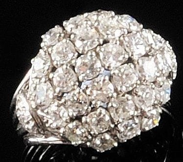 BAGUE boule en platine, ornée de diamants...