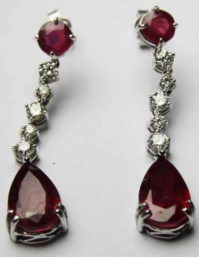 PAIRE DE PENDANT D'OREILLE en or gris, ornée...