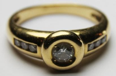 BAGUE en or jaune ornée d'un diamant serti...