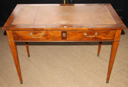 PETIT BUREAU plat en bois fruitier. Il ouvre...