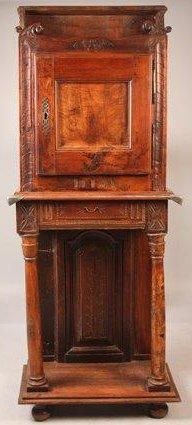 PETIT CABINET en bois naturel ouvrant par...