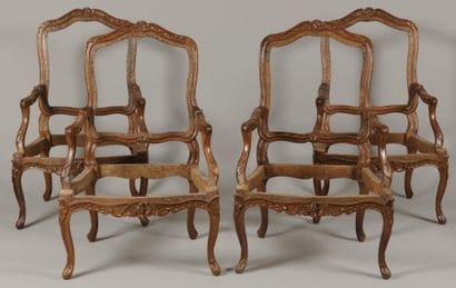SUITE DE QUATRE FUTS DE FAUTEUILS A LA REINE...