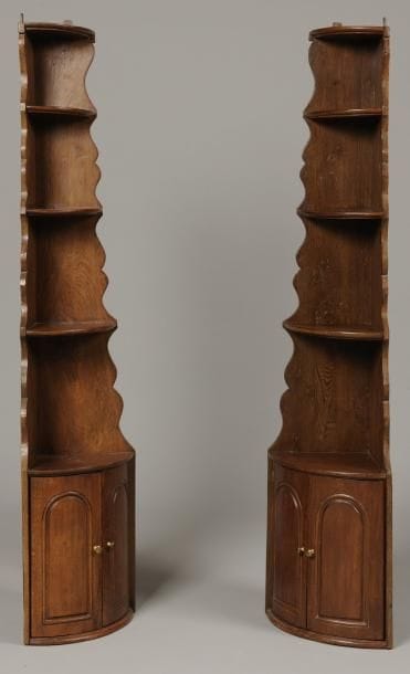 PAIRE D'ENCOIGNURES en bois naturel mouluré...