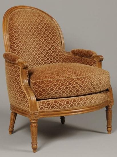 LARGE BERGERE à dossier médaillon en bois...