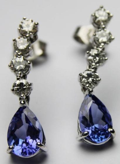PAIRE DE PENDANT D'OREILLES en or gris, ornée...