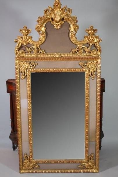 MIROIR de forme mouvementée en bois doré...