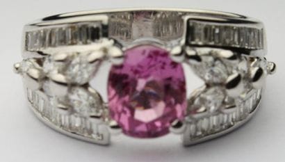 BAGUE en or gris ornée d'un saphir rose de...
