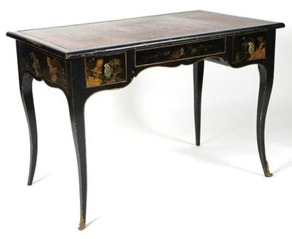 BUREAU PLAT en bois noirci et marqueterie...