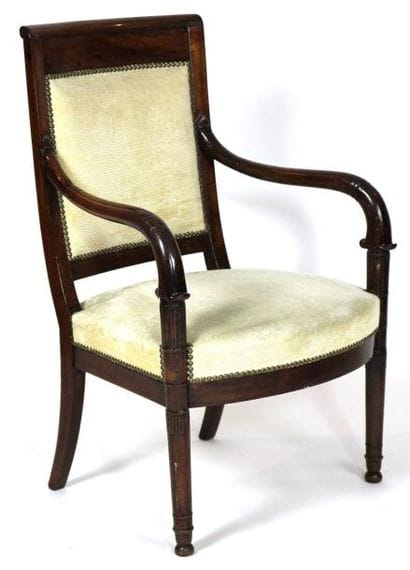 FAUTEUIL en acajou mouluré et sulpté à dossier...