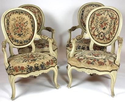 SUITE DE QUATRE FAUTEUILS en bois mouluré...