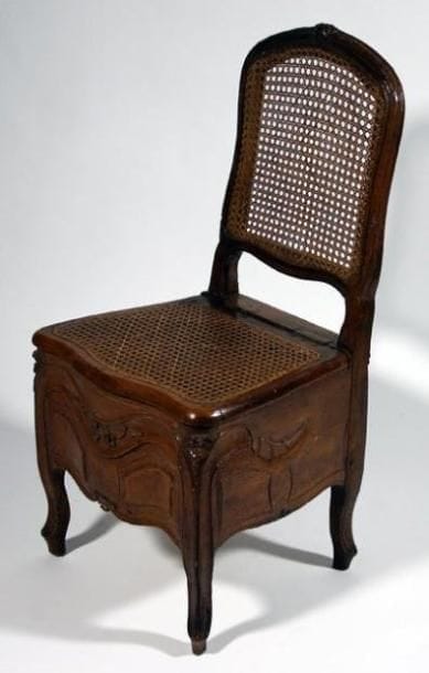 CHAISE A COMMODITES cannée en bois naturel...