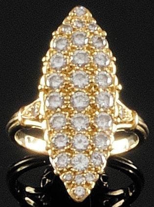 BAGUE MARQUISE en or jaune, ornée de diamants...