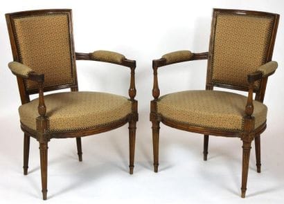 PAIRE DE FAUTEUILS en bois naturel à dossiers...