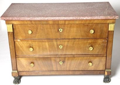 COMMODE en placage d'acajou à trois tiroirs...