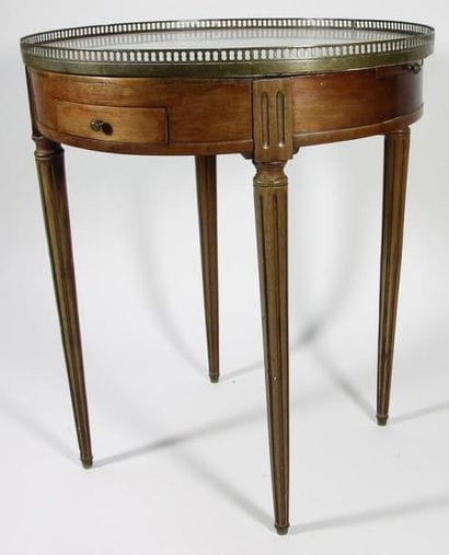 TABLE BOUILLOTTE en acajou et placage d'acajou,...