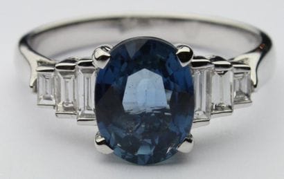 BAGUE en or gris ornée d'un saphir de taille...