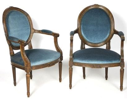 PAIRE DE FAUTEUILS à dossier médaillon en...