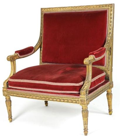 MARQUISE en bois sculpté et doré à dossier...