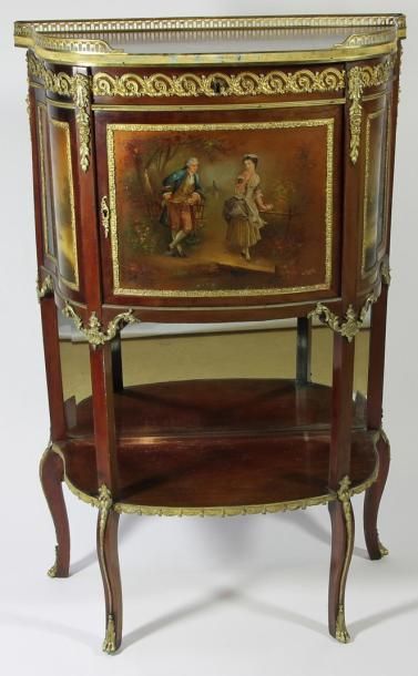 PETIT CABINET en placage d'acajou, ouvrant...