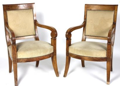 PAIRE DE FAUTEUILS en bois mouluré et sculpté...