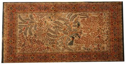 TAPIS persan en laine et soie à décor d?oiseaux...