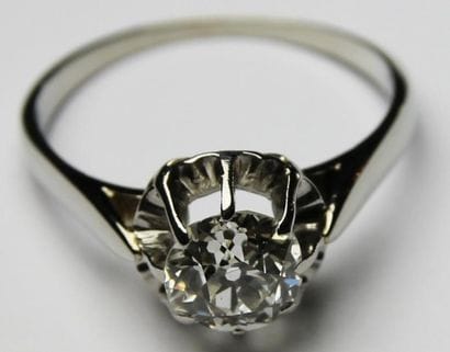 BAGUE en platine et or gris ornée d'un diamant...