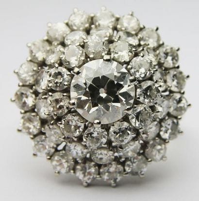 BAGUE en or gris ornée d'un diamant de centre...