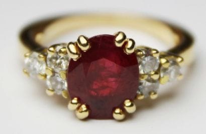 BAGUE en or jaune sertie d'un rubis ovale...